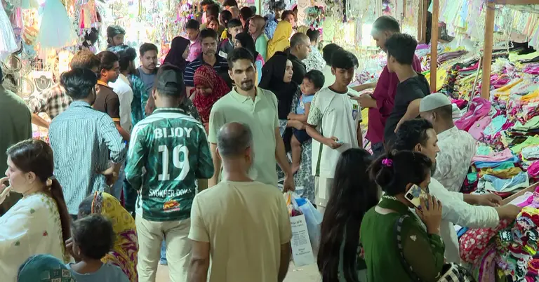 পোশাকের দোকানে উপচে পড়া ভিড়